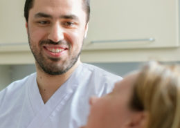 Tannlege prater med pasient om bedøvelse